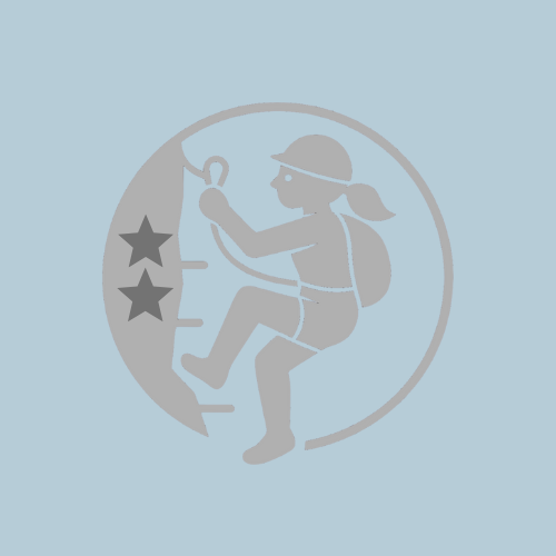 Silber PIN Ein Kind klettert an einer Felswand mit Rucksack und Helm, umgeben von zwei Sternen.