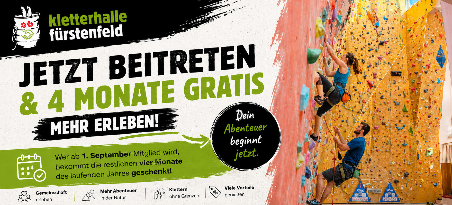 Gruppe von Kindern und Erwachsenen in Kletterausrüstung, lächelnd vor einer Kletterwand.